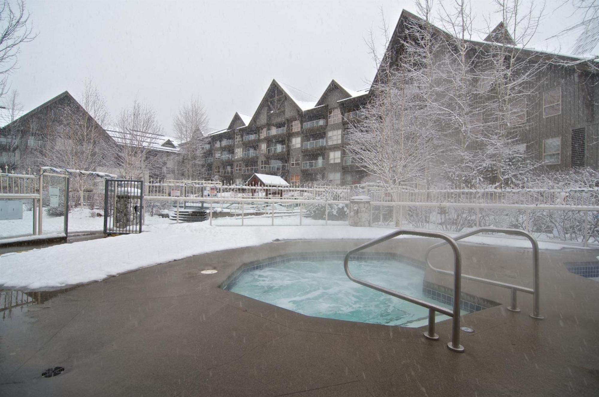 Aspens On The Mountain Ski In Out Whistler Exterior foto